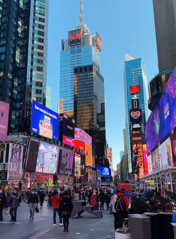 טיימס סקוואר מלאה באנשים // צילום: לירי חורש רינמן